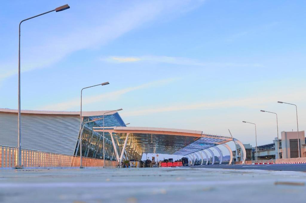 At Night Airport Resort Nai Yang Beach Exterior foto